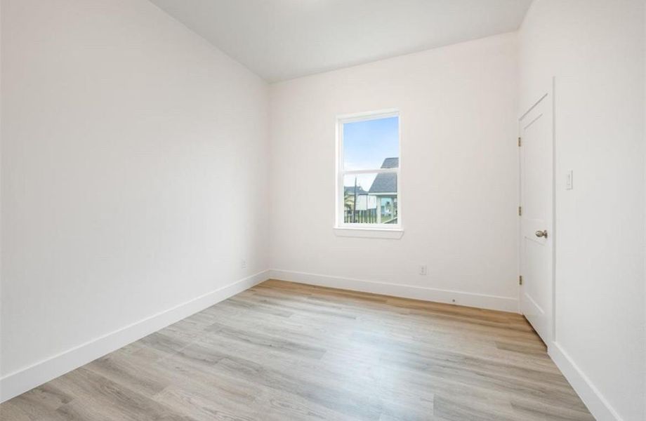 Spacious, unfurnished interior of a new home in , Galveston (Image 26).