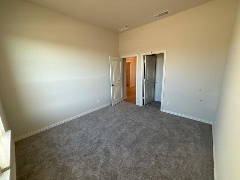 Spacious, unfurnished interior of a new home in Waterford Park, Weatherford (Image 10).