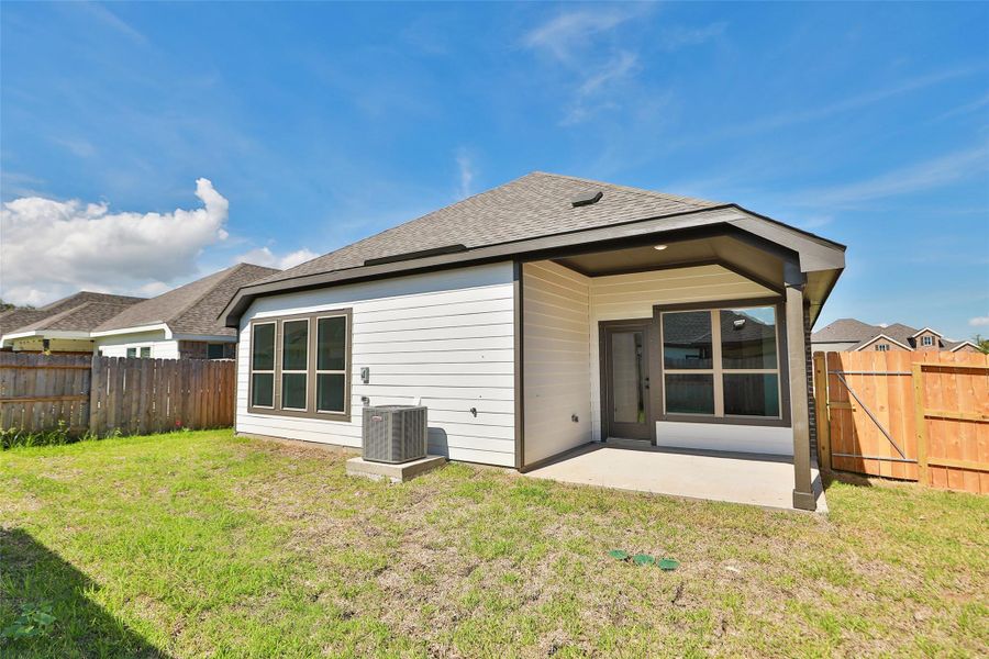 Exterior details and patio area of a home in Ellis Cove, Seabrook (Image 2).
