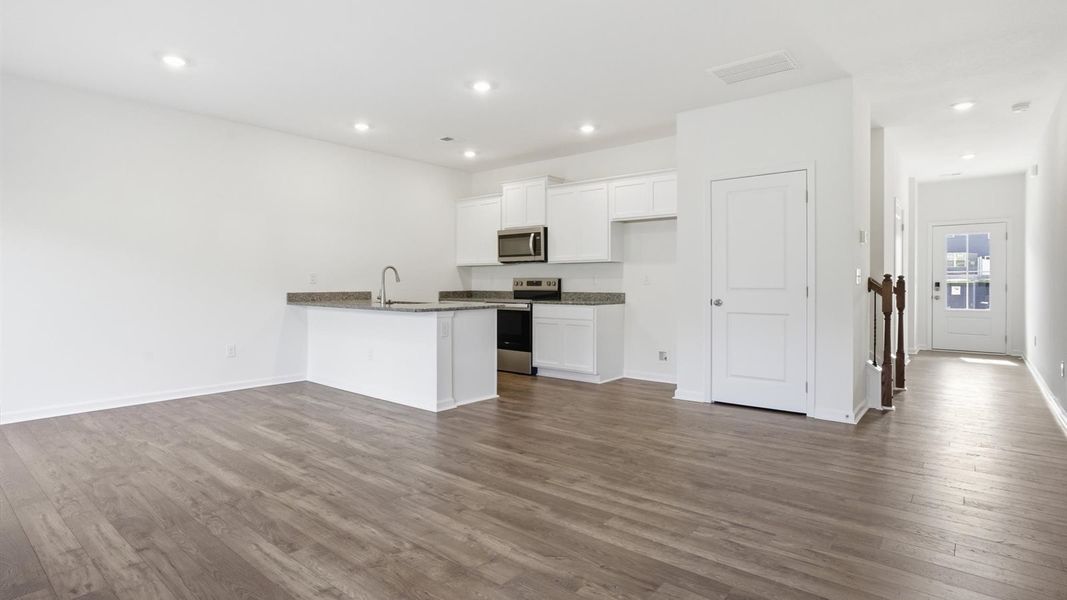 Spacious, unfurnished interior of a new home in Cherokee Crossing, Kodak (Image 11).