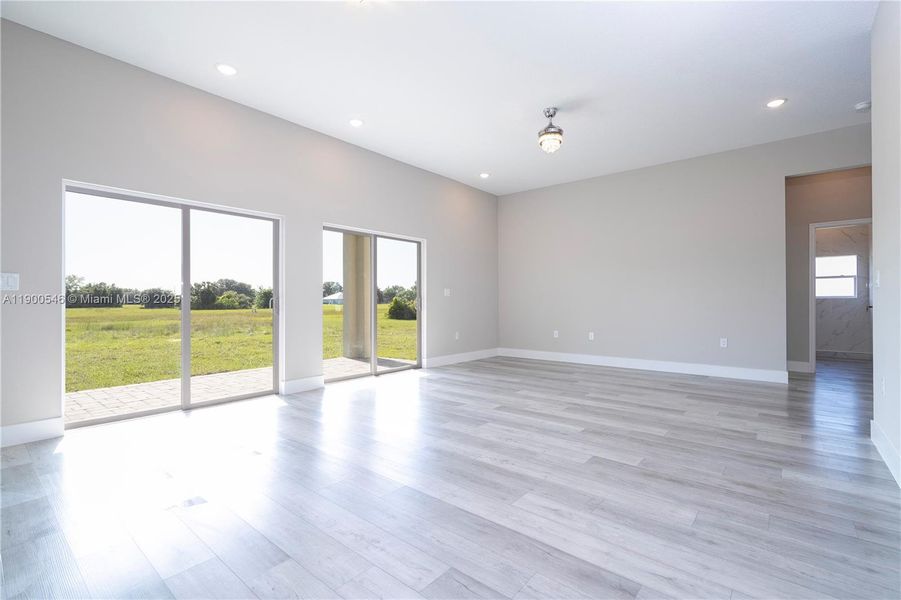 Spacious, unfurnished interior of a new home in , Sebring (Image 26).