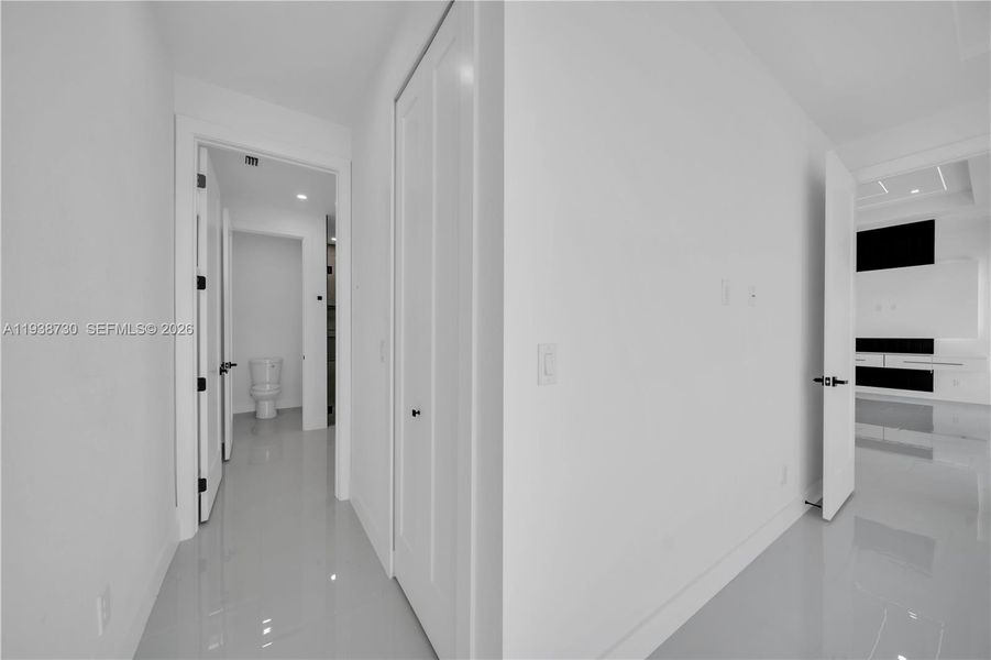 Spacious, unfurnished interior of a new home in , Cape Coral (Image 24).
