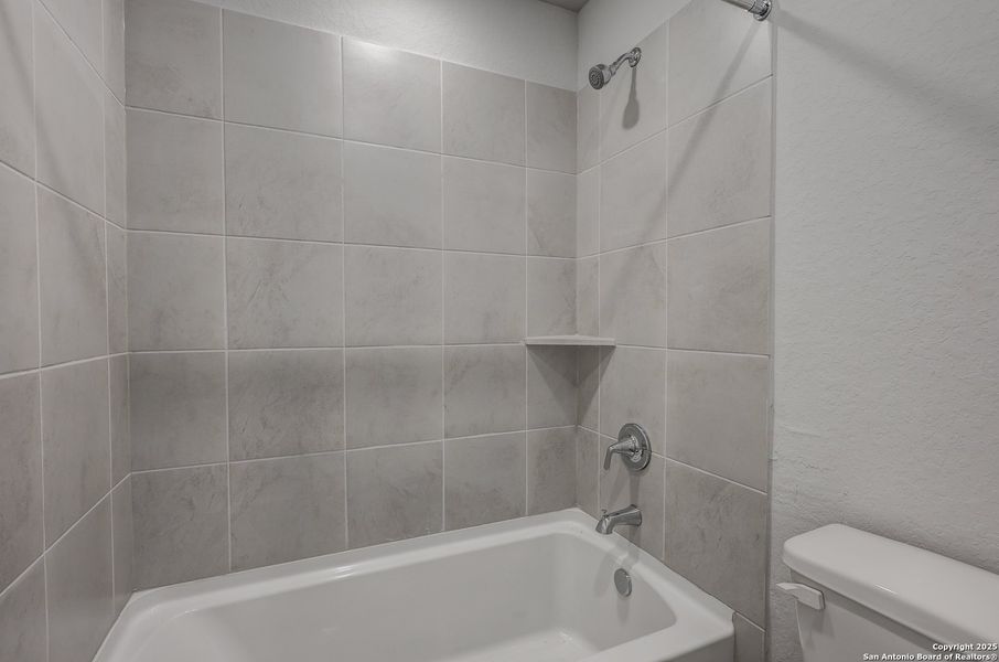 Furnished interior view inside a new home in Cinco Lakes, San Antonio (Image 10).