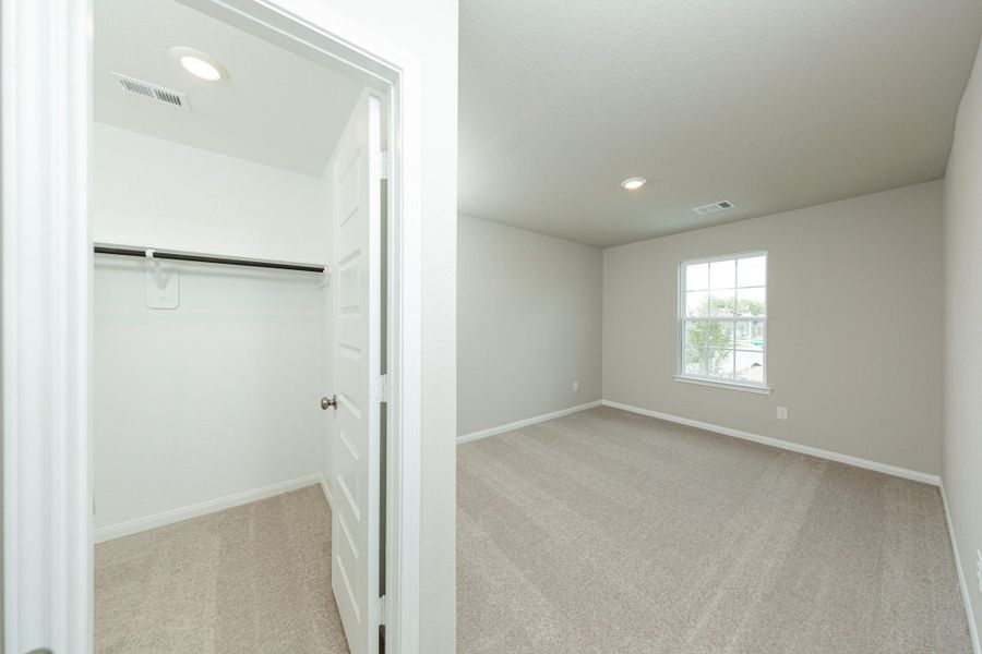 Spacious, unfurnished interior of a new home in Cliffstone Hills, Conroe (Image 20).