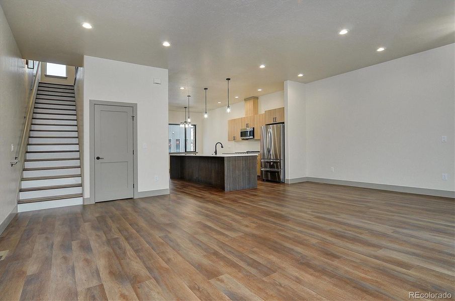 Spacious, unfurnished interior of a new home in , Salida (Image 19).