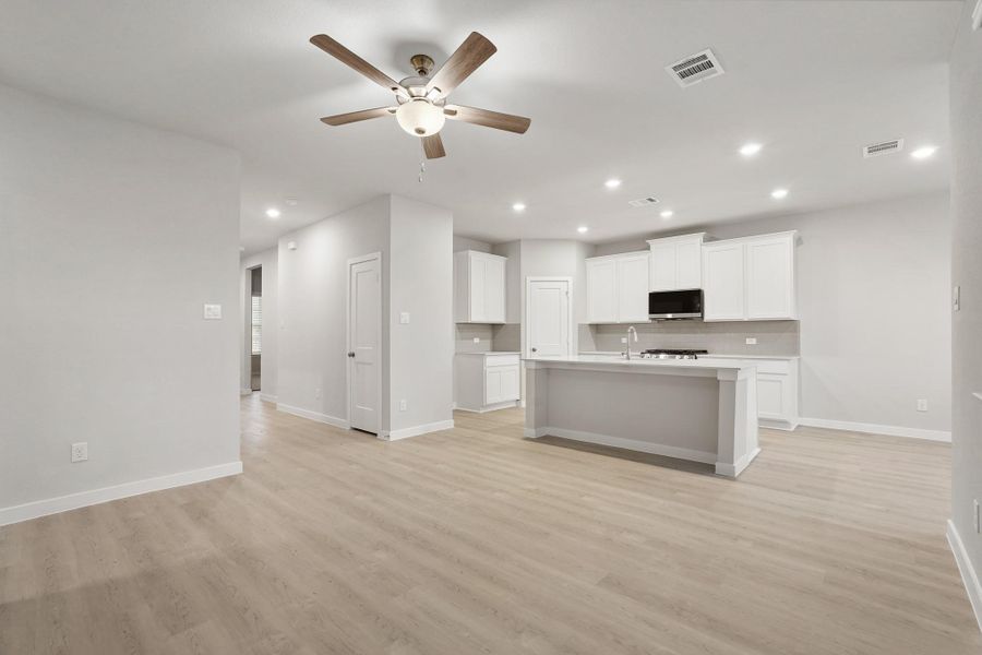 Spacious, unfurnished interior of a new home in Valor Park, Bay City (Image 12).
