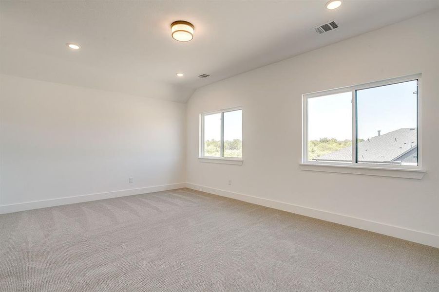 Spacious, unfurnished interior of a new home in Pecan Grove, Burleson (Image 35).