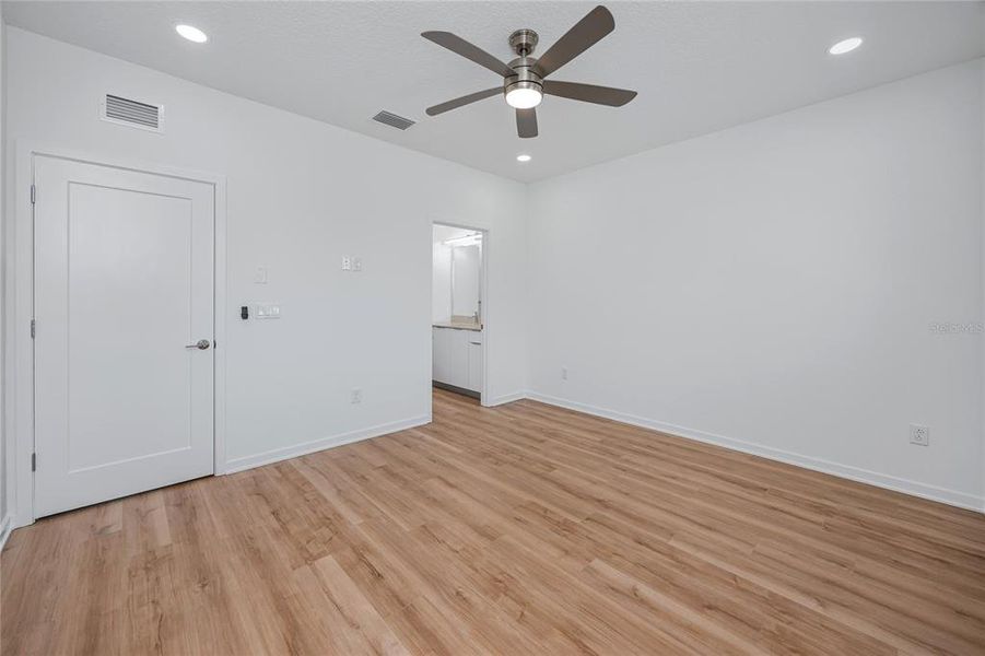 Spacious, unfurnished interior of a new home in , Tampa (Image 19).