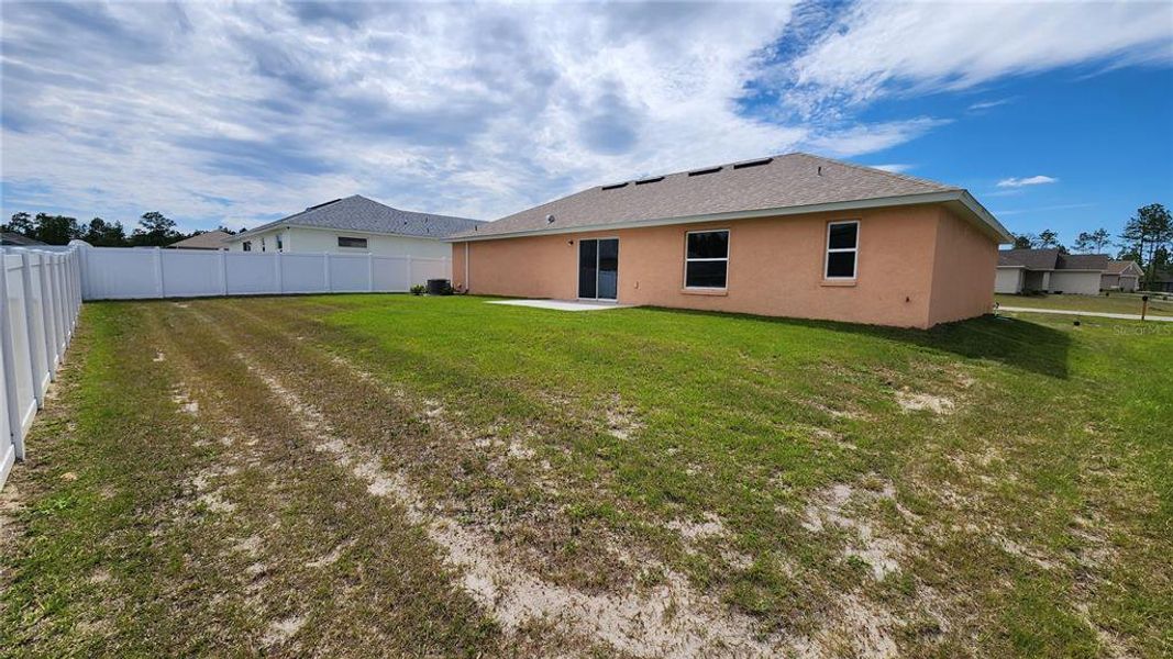 Exterior details and patio area of a home in , Dunnellon (Image 4).