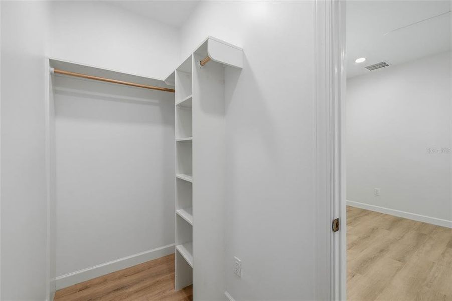 Spacious, unfurnished interior of a new home in , St. Petersburg (Image 37).