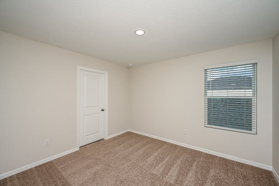 Spacious, unfurnished interior of a new home in Pasadena Ridge, Dade City (Image 18).