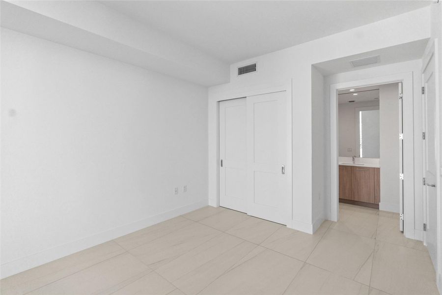 Spacious, unfurnished interior of a new home in , Fort Lauderdale (Image 22).