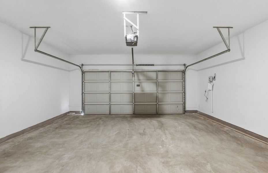 Spacious, unfurnished interior of a new home in Santa Rita Ranch, Liberty Hill (Image 35).