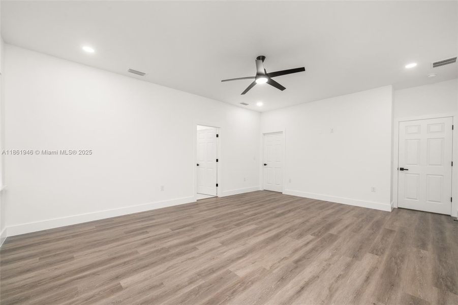 Spacious, unfurnished interior of a new home in , Sebring (Image 34).