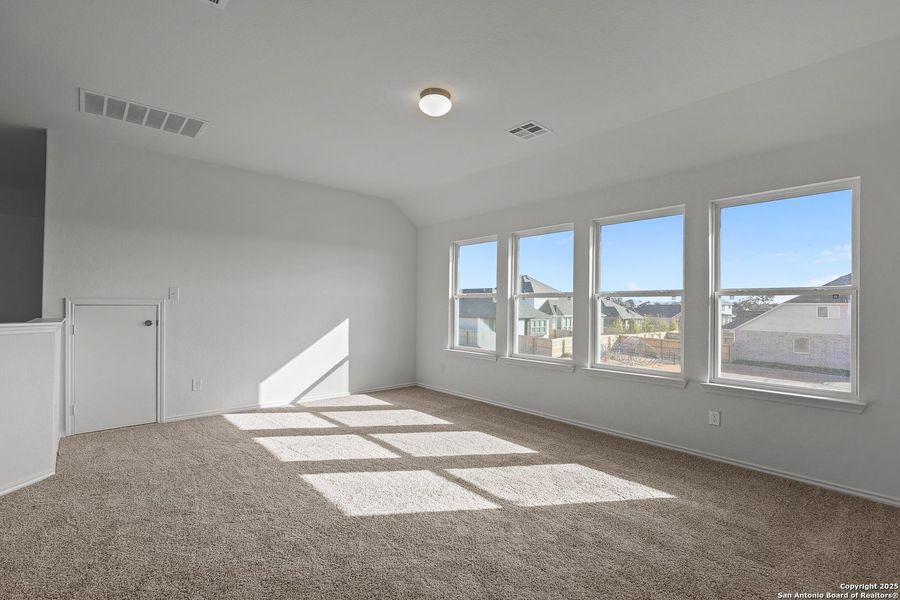 Spacious, unfurnished interior of a new home in Davis Ranch, San Antonio (Image 17).