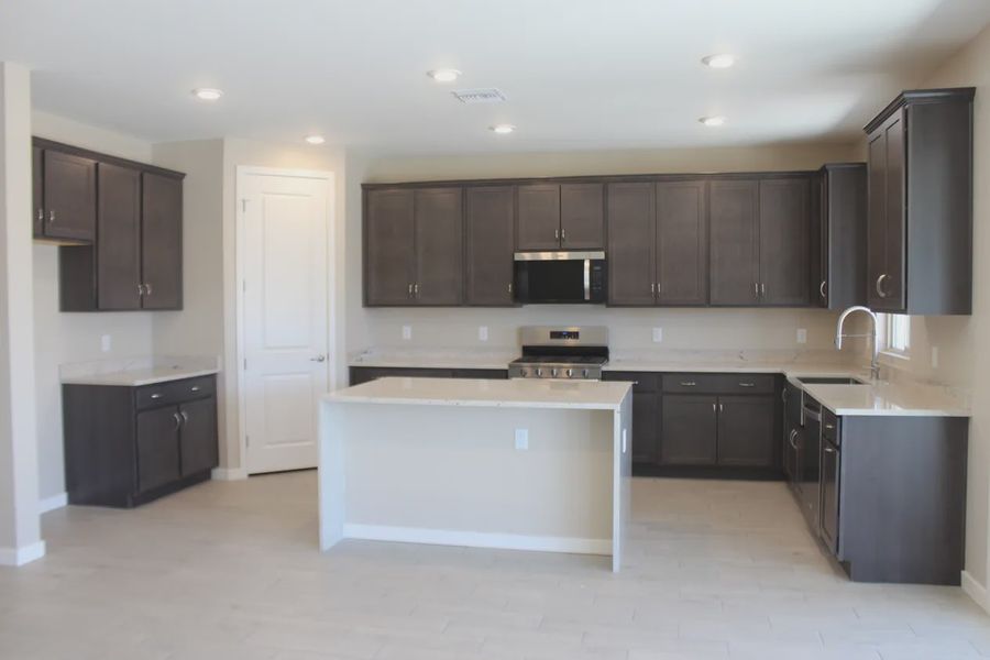 Furnished interior view inside a new home in Las Barrancas, Yuma (Image 5).