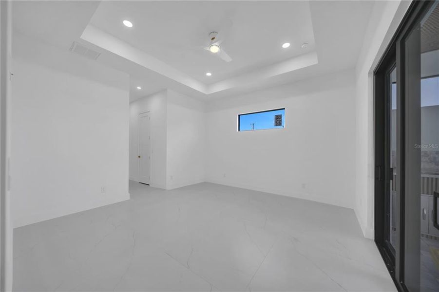 Spacious, unfurnished interior of a new home in , Cape Coral (Image 48).