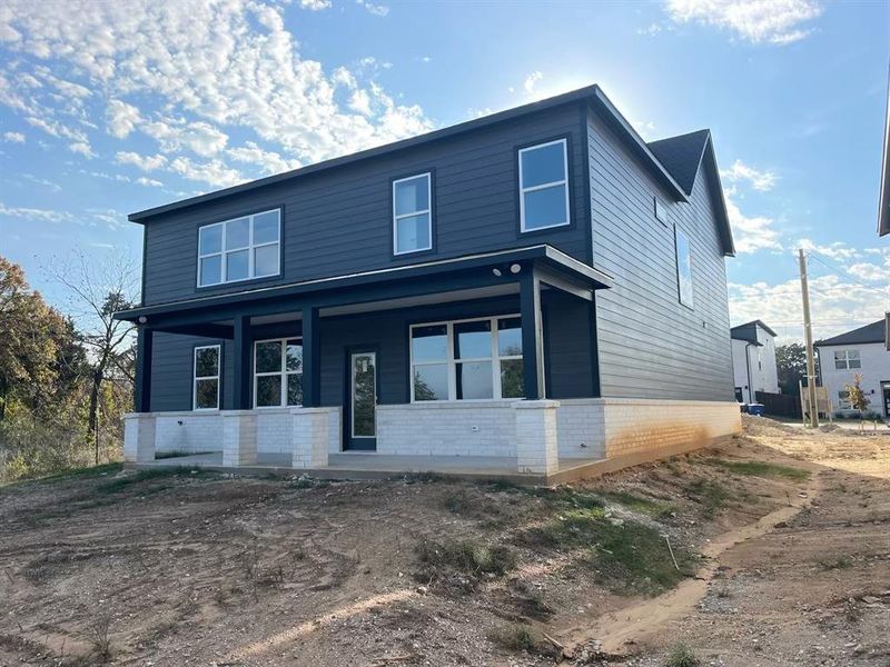 Exterior details and patio area of a home in , Dallas (Image 4).