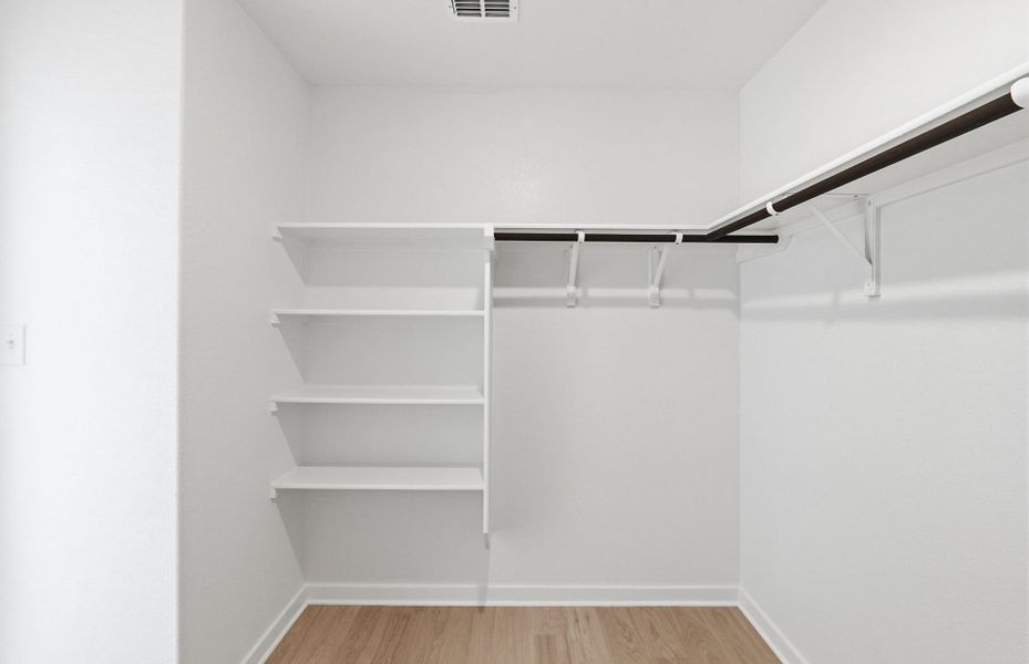 Spacious, unfurnished interior of a new home in Sunfield, Buda (Image 35).