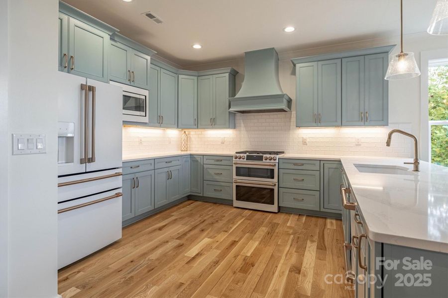 Furnished interior view inside a new home in , Nebo (Image 29).