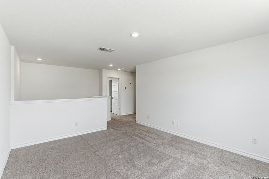 Spacious, unfurnished interior of a new home in Nopal Valley, San Antonio (Image 40).