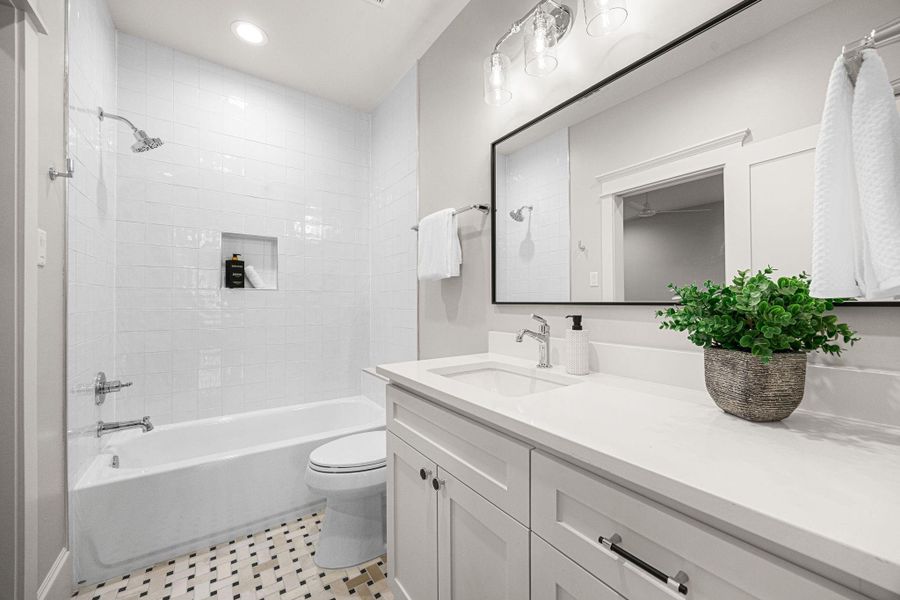 Upstairs hall bath connected to the middle bedroom Upstairs hall bath connected to the middle bedroom