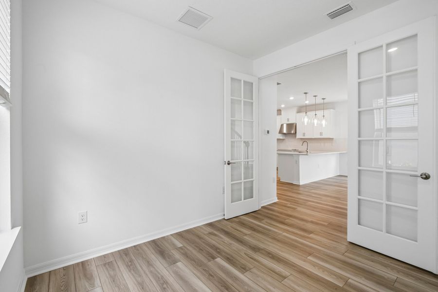 Spacious, unfurnished interior of a new home in Tiburon, Nokomis (Image 14).