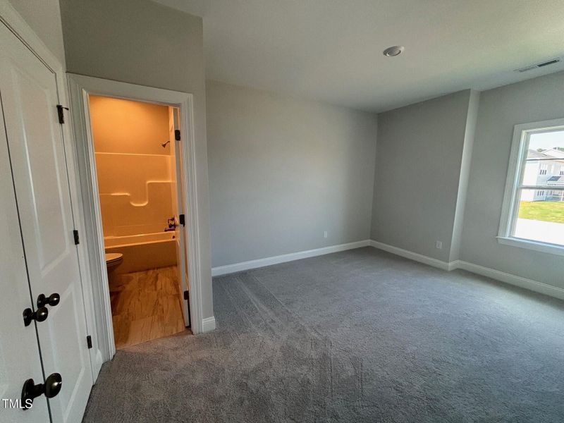 198 Bedroom w_bath upstairs