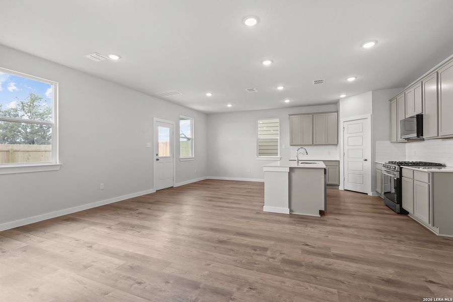Spacious, unfurnished interior of a new home in Senna, Leon Valley (Image 14).