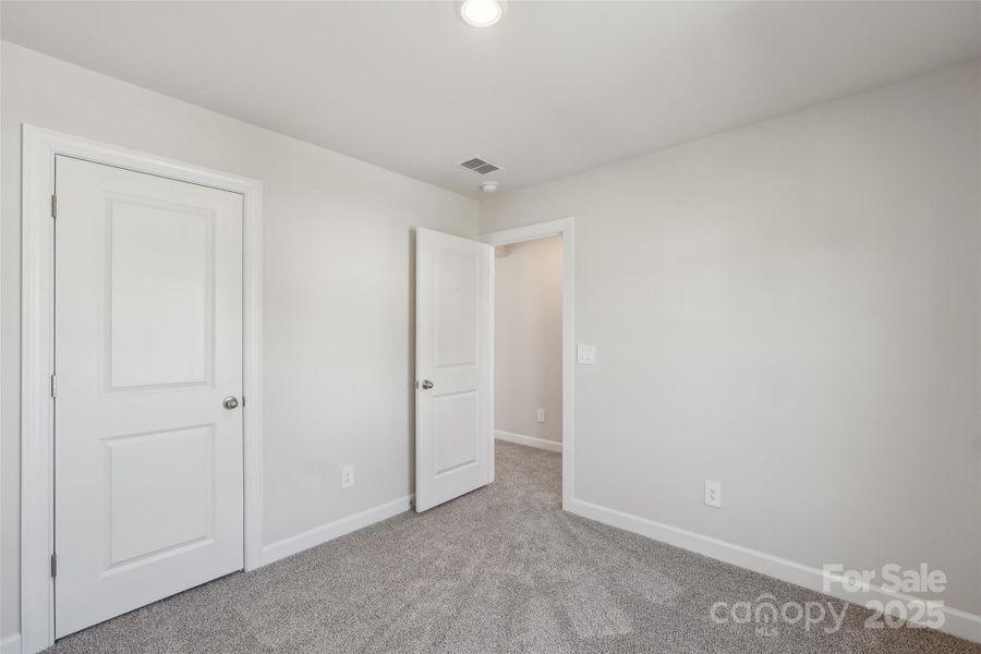 Spacious, unfurnished interior of a new home in Buffalo Ridge, Newton (Image 17).
