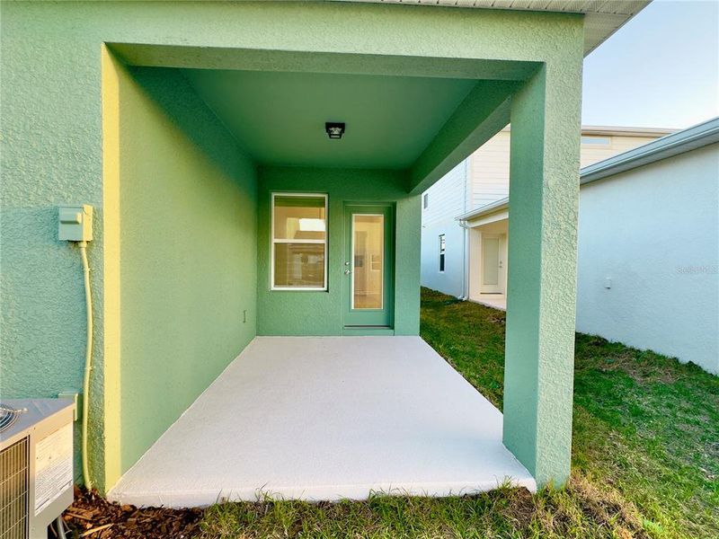 Exterior details and patio area of a home in Parkside Trails, Clermont (Image 22).