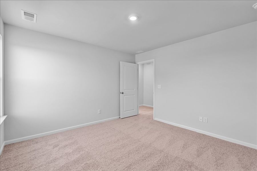 Spacious, unfurnished interior of a new home in Fieldstone, Lexington (Image 41).