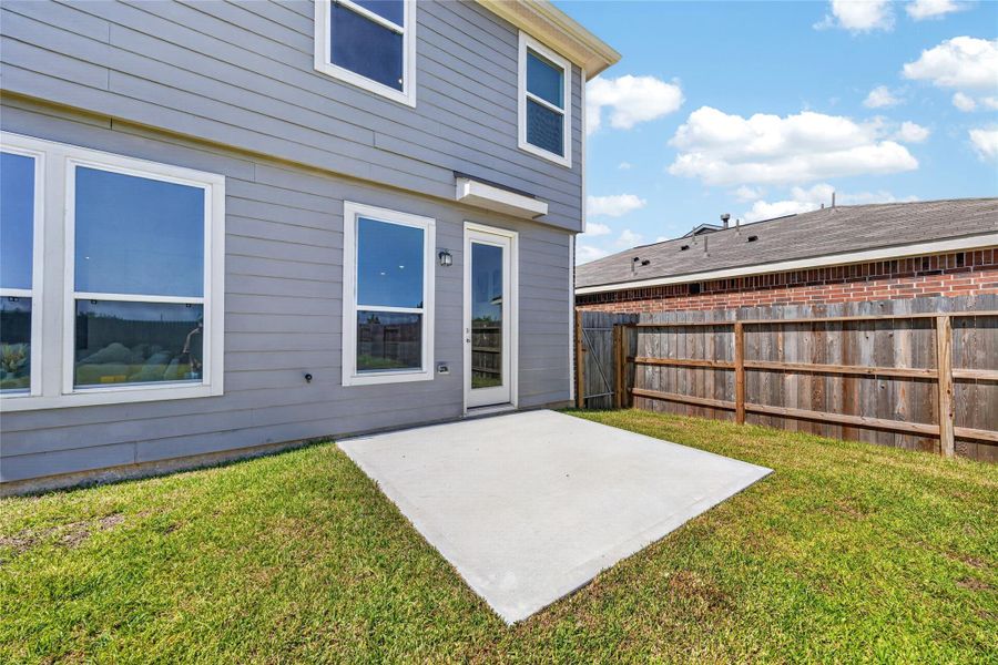 Exterior details and patio area of a home in , Katy (Image 30).