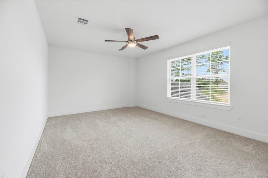Secondary bedroom.