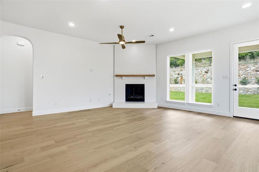 Spacious, unfurnished interior of a new home in , Aledo (Image 16).