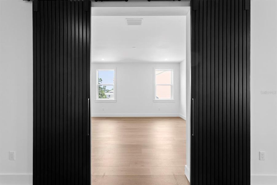 Spacious, unfurnished interior of a new home in , Tampa (Image 25).
