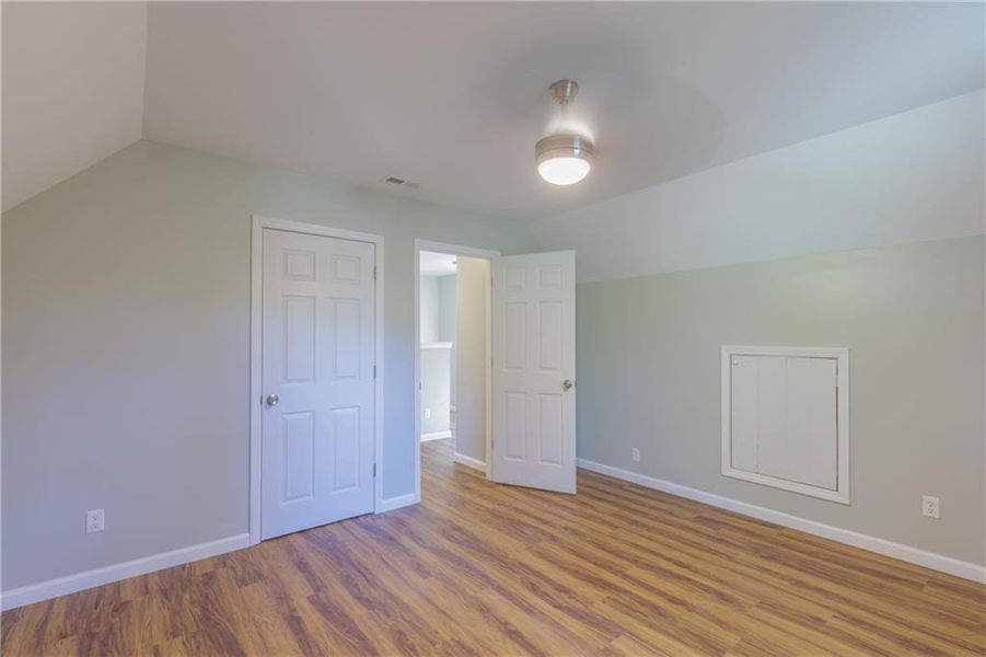 Spacious, unfurnished interior of a new home in , Menlo (Image 11).