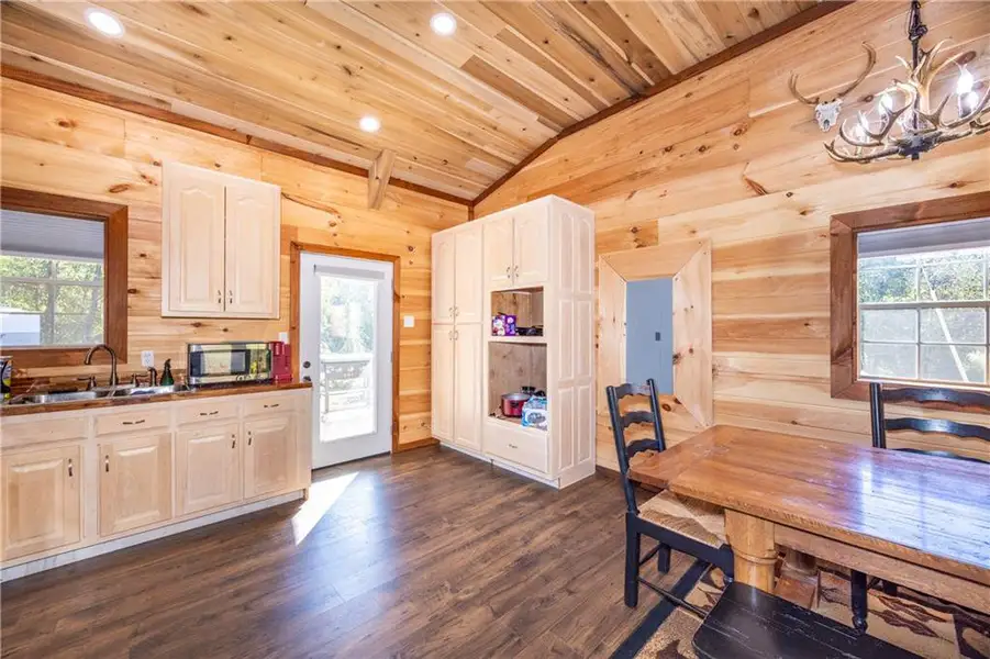 Furnished interior view inside a new home in , Jasper (Image 4).