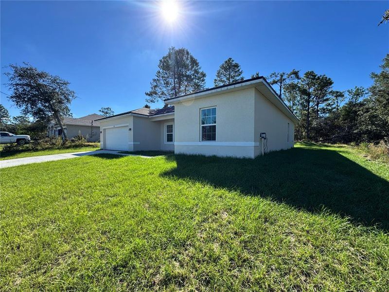 Exterior details and patio area of a home in , Citrus Springs (Image 2).