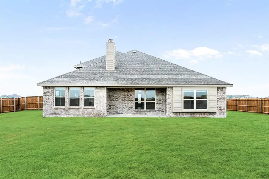 Exterior details and patio area of a home in Glenbrook, Red Oak (Image 3).