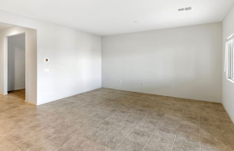 Spacious, unfurnished interior of a new home in Copper Falls, Buckeye (Image 12).