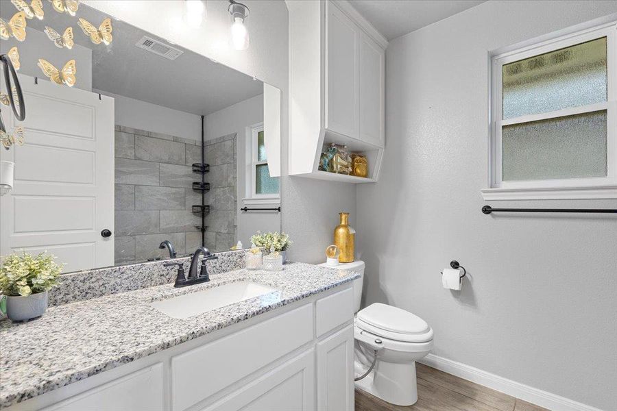 Furnished interior view inside a new home in , Killeen (Image 27).