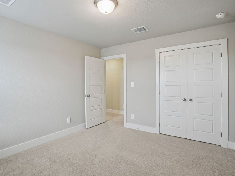 Spacious, unfurnished interior of a new home in Lark Canyon, New Braunfels (Image 24).
