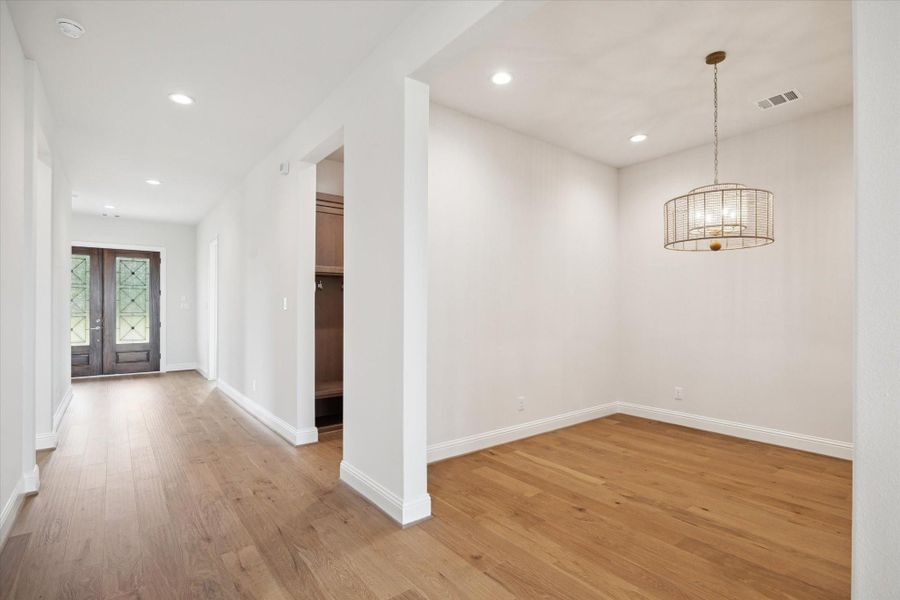 Formal Dining off of main Hallway. Formal Dining off of main Hallway.