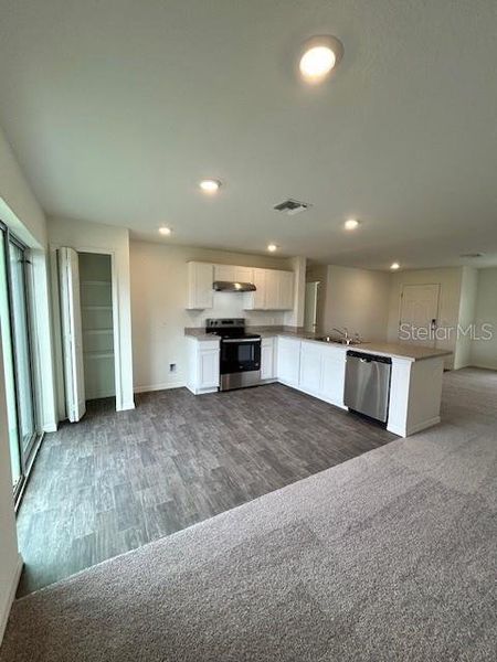Spacious, unfurnished interior of a new home in , Port Charlotte (Image 7).