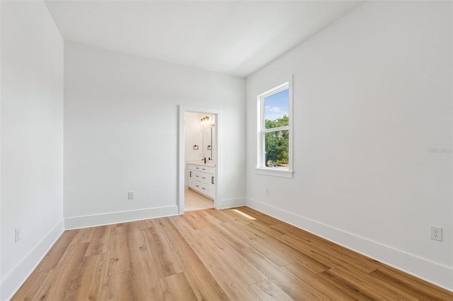 Spacious, unfurnished interior of a new home in , Tampa (Image 25).
