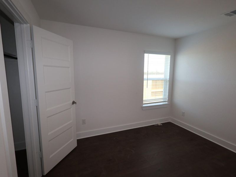 Spacious, unfurnished interior of a new home in Hallimore Ranch, Rosenberg (Image 24).