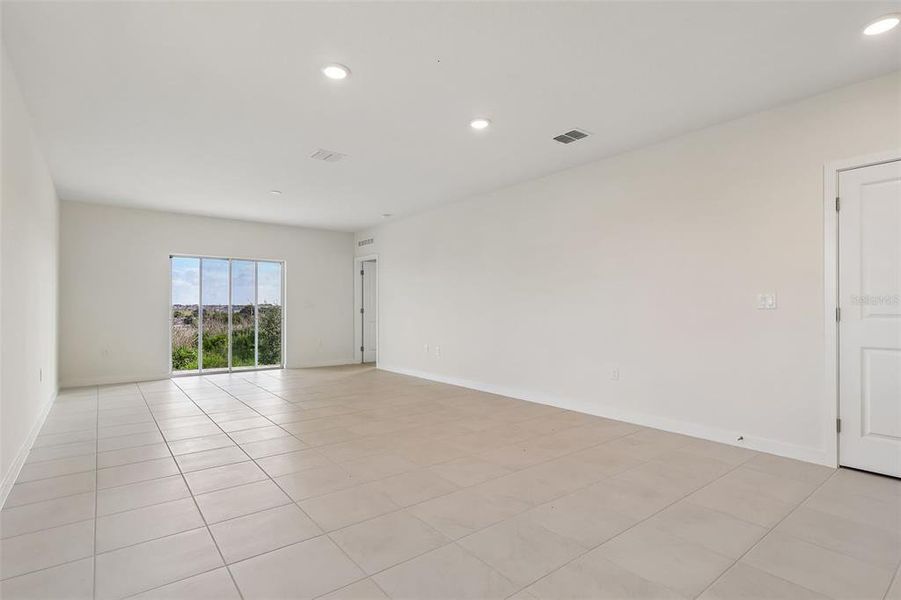 Spacious, unfurnished interior of a new home in Hamilton Bluff, Haines City (Image 19).