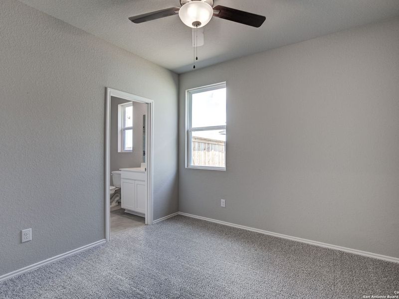 Spacious, unfurnished interior of a new home in Hannah Heights, Seguin (Image 9).