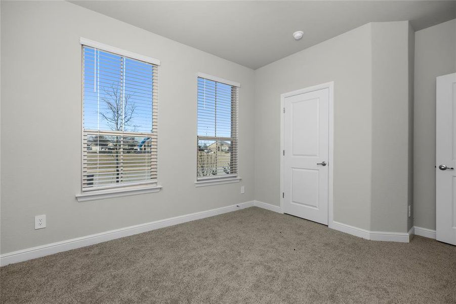 Spacious, unfurnished interior of a new home in Trails of Elizabeth Creek, Fort Worth (Image 25).